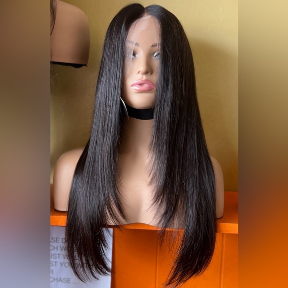 22” New Straight layer Transparent lace wigs - Picture 3 of 3